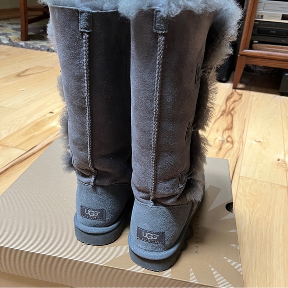 UGG Bailey Button Triplet Grey Boots. Lightly used in excellent condition. US 9 - Picture 3 of 9